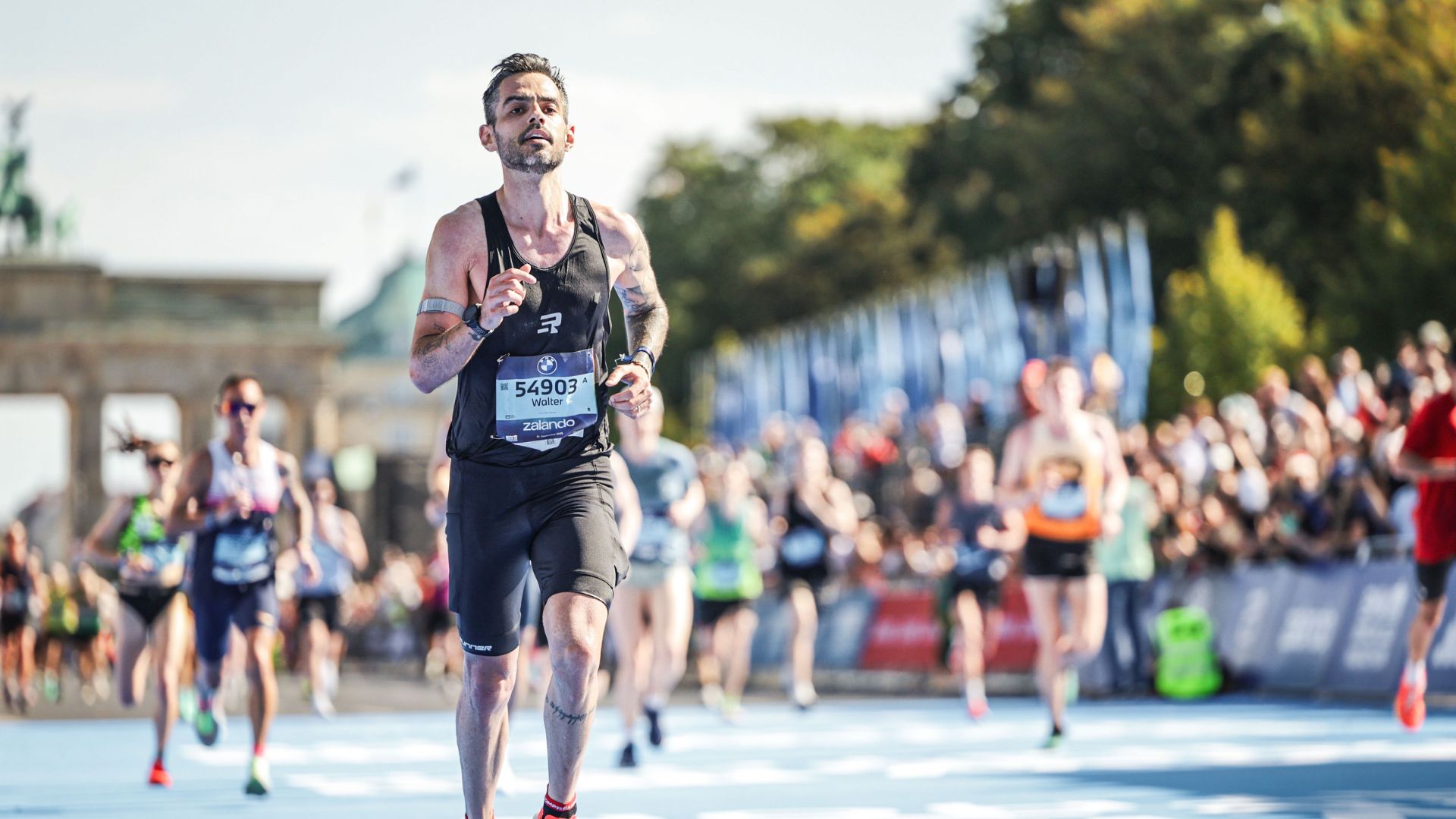 Walter Verhulst cruzando a linha de chegada da Maratona de Berlim